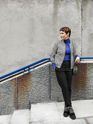 Kampaaja Anna Olenius neuvoi Millaa hiusten kotivärjäyksessä. ”Kotiväri on kätevä varsinkin silloin, kun halutaan yksi, tasainen sävy. Jos kestovärillä värjätään joka kerta koko hiukset, latvan tummumisesta voi tulla ongelma. Latva kannattaa siksi värjätä vain joka kolmas kerta.”   