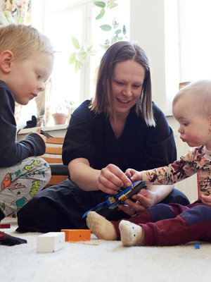 Aino Romo on kahden lapsen itsellinen äiti. ”Aloin jo vuosia ennen äidiksi tuloa miettiä, miten toimisin tietyissä tilanteissa ainoana vanhempana. Lapset ovat olleet mukanani töissä, tanhufestivaaleilla ja lomamatkoilla.”