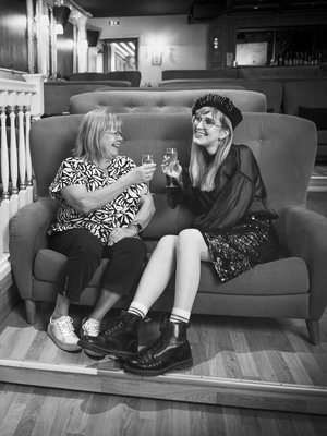 Keväällä Mona vei Kirsi-äidin elokuviin katsomaan Downton Abbeytä, koska molemmat naiset rakastavat pukudraamoja. Elokuvan kanssa äiti ja tytär nauttivat popcornia ja alkoholitonta kuohuviiniä. ”Halusin viedä äidin Rivieraan, koska siellä punaisilla sohvilla istuessa olimme itsekin kuin mukana elokuvassa Downton Abbeyn salongissa”, Mona kertoo.