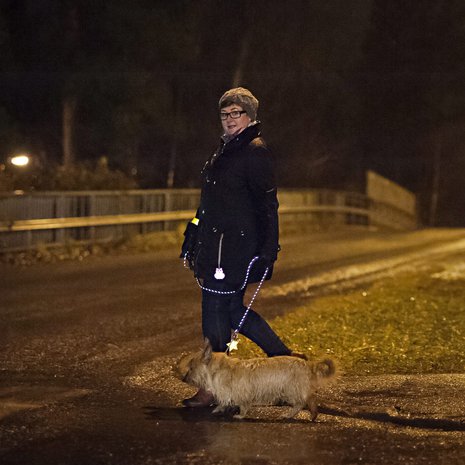 Heijastimia ei voi koskaan olla liikaa. Kiinnitä niitä molemmille puolillesi.