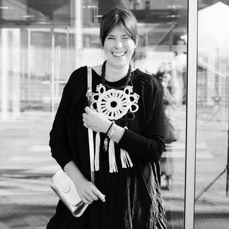 Mari Savio on 45-vuotias vaatesuunnittelija, joka asuu kolmen tyttärensä kanssa puutalossa Lapinjärvellä. Kodin tyylikkäimmät ja siisteimmät huoneet ovat perheen teinien huoneet.