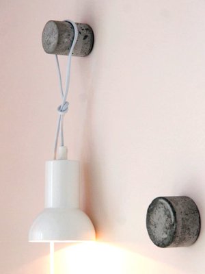 <p><p>Ruuvasin koukut seinälle ja ripustin toiseen lampun.</p></p>