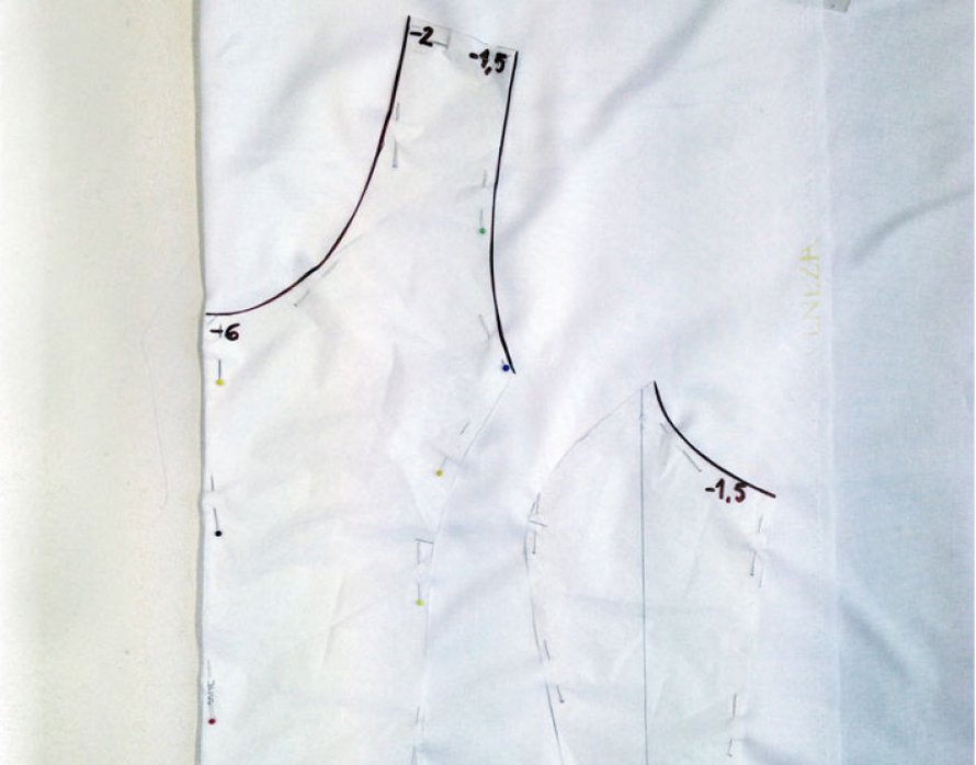 Leikkaa kaksinkertaisesta vuorikankaasta etusivukappale 2x ja etukappale taitteelta 2x. Lisää kappaleisiin 1 cm:n saumanvarat ja sivusaumoihin 2 cm, sillä vetoketju tulee sivuun.