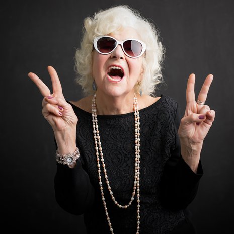 Kremppoja on, mutta ei haittaa! Lääkärin mukaan ikääntyminen tuo suhteellisuudentajua, jonka avulla vaivojenkin kanssa on mukavampi elää.