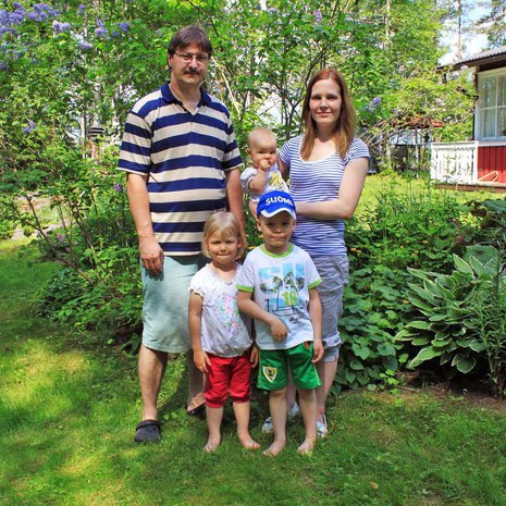 Kun tämän perheen isä uhkasi tehdä piharemontin itse, kutsuttiin hätiin Huvila ja Huussi.