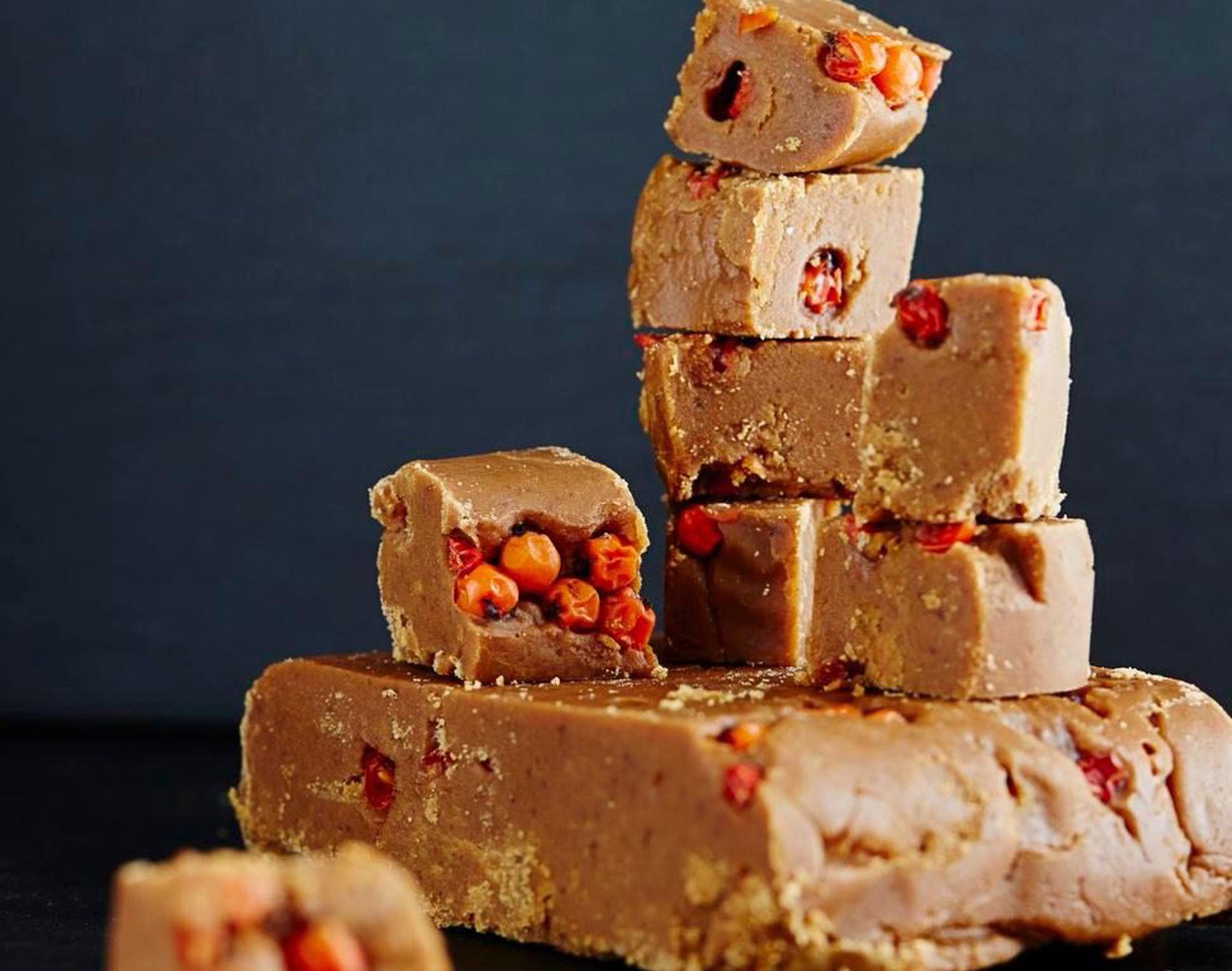 Imelän kirpeä fudge hemmottelee makeannälkäistä.