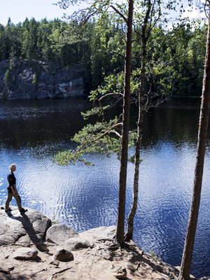 Valokuvaaja Tea Karvinen retkellä Nuuksion kansallispuistossa Espoossa.