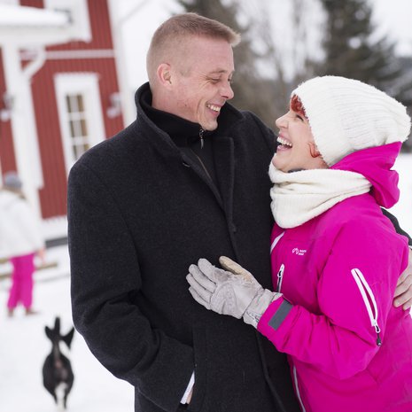 Kun Mika Koivula kymmenen vuotta sitten raitistui, Riitta-vaimon jouluihin palasi ilo. ”Jouluna kuuluu miettiä sitä, kuka leipoo piparit ja mistä haetaan kuusi – ei sitä, kuinka estetään yhtä perheenjäsentä juomasta”, Riitta sanoo.