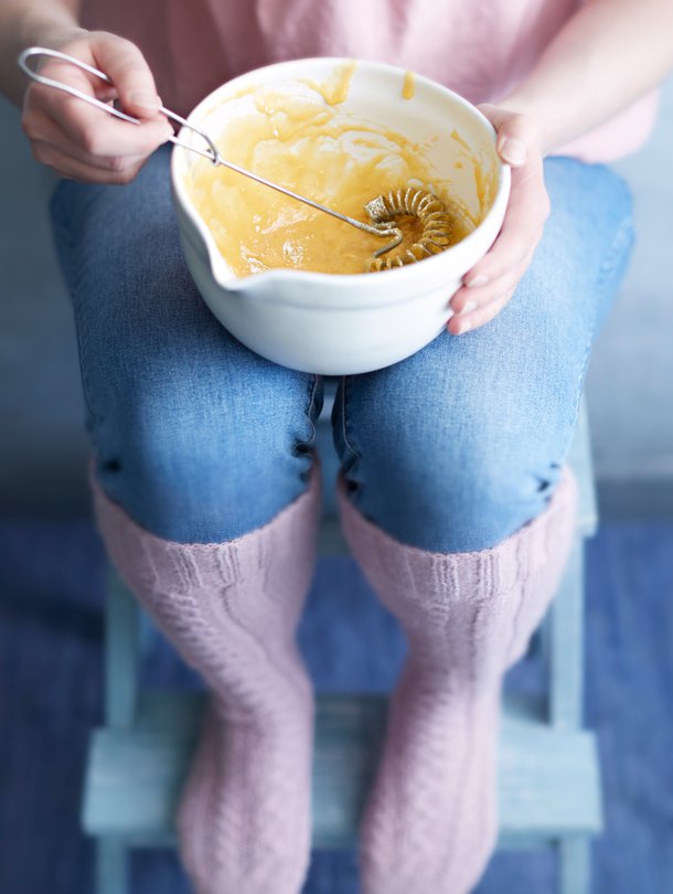 Hiljaisuus on rentouttavaa myös leipojalle. Sekoittamalla valmistuvat mokkapaladonitsit, omenakakku, puolukkapiirakka, keikauspullat ja peltibanoffee pelastavat, kun juhlaherkkuja on aikaa leipoa vasta yöllä.