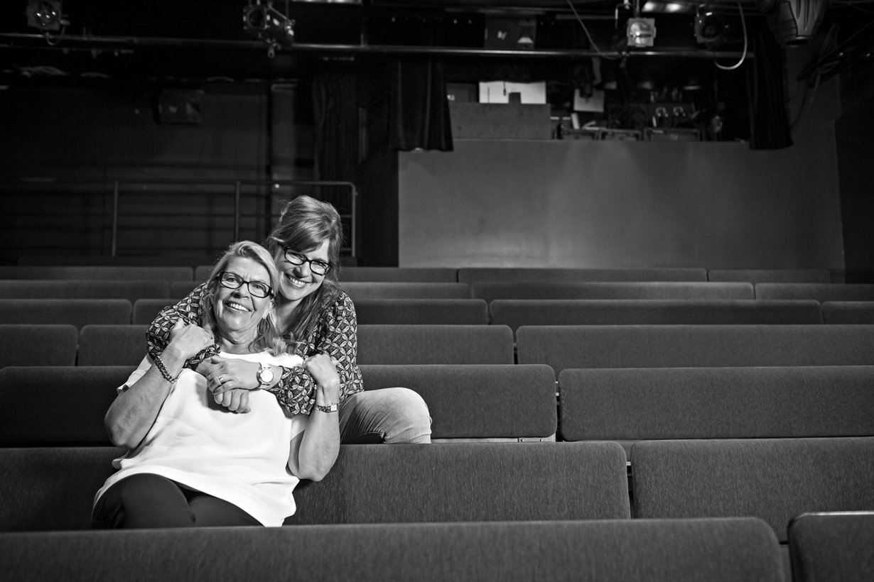 Kun Sanna parikymppisenä tuli töihin äitinsä perustamaan teatteri Hevosenkenkään, hän kutsui Kirsiä sielläkin äidiksi. "Se aiheutti joskus hassuja tilanteita virallisissa yhteyksissä", Kirsi sanoo.