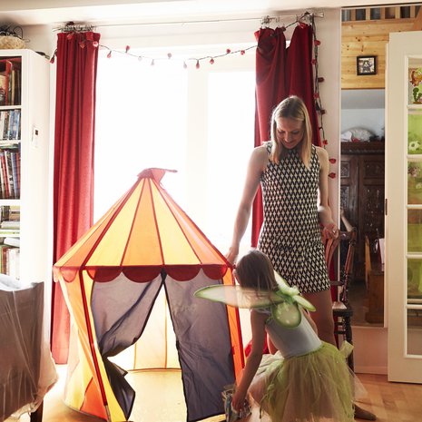 Voimistelua ja luistelua harrastava Saaga järjestää mielellään sirkusesityksiä äidilleen Pauliinalle.