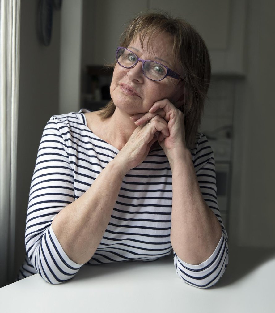 ”En tunne enää ulkopuolisuutta. Rakastan elämää kerta kaikkiaan”, Pirjo Lehvonen sanoo. Pirjo, 70 asuu Tukholmassa. Perheeseen kuuluvat kolme poikaa ja yksi lapsenlapsi. Jos Pirjo kaipaa suomalaisia säveliä, hän kuuntelee Satumaa-tangon.