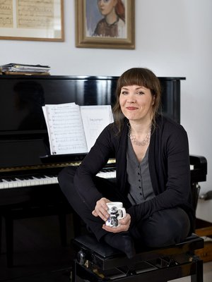 Julia työskentelee kaltoinkohdeltujen lasten parissa. ”Työni ansiosta olen ymmärtänyt, kuinka lapset ovat vanhempiensa armoilla. Sen oivaltaminen saa halaamaan omiakin lapsia hiukan enemmän ja lujempaa.”