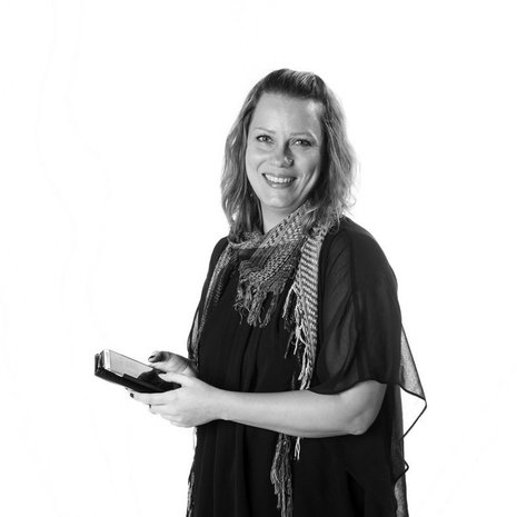 Suvi-Sadetta Kaarakainen on 38-vuotias äitiystutkija, joka asuu Turussa kolmen kouluikäisen lapsensa kanssa ja juo aamukahvinsa suihkussa.