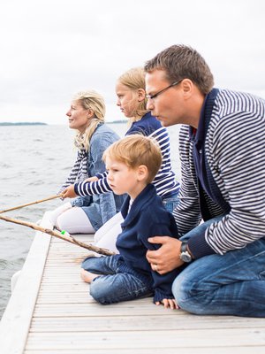 Riikka, Jani, Lina ja Emil Vestlin eivät pelkää suolaisia tyrskyjä. Mökkilaituri on kesäisin reippaiden kalastajien käytössä.