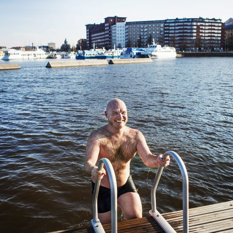 Tuomas Karemo pulahti veteen Helsingin Kulttuurisaunasta Merihaan kaupunginosassa.