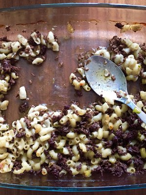 Tätä ruokaa voisi ehkä kuvailla enemmänkin makaroniksi ja jauhelihaksi vuoassa kuin makaronilaatikoksi. Pääasia on, että se on hyvää.