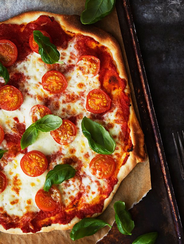 Unohda kaulin ja muotoile pizza käsin painelemalla ja venyttelemällä.