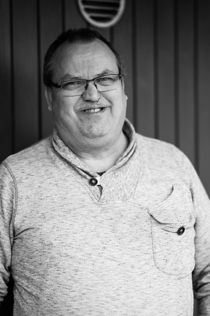 "Monet sanovat, että meikäläiselle on helppo kertoa asioita. Olen kuin Leelian lepotuoli. Ehkä se johtuu nallekarhumaisesta olemuksestani", Jyrki Metsola sanoo.
