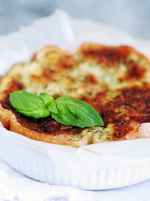 Leivinpaperia voi käyttää muuhunkin kuin uunipellin suojaamiseen.