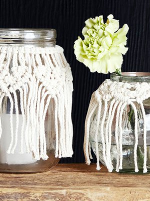 Lasipurkista saa kauniin maljakon tai kynttilälyhdyn makramee-koristelulla. Ohjeen löydät Kodin Kuvalehdestä 22/2020.