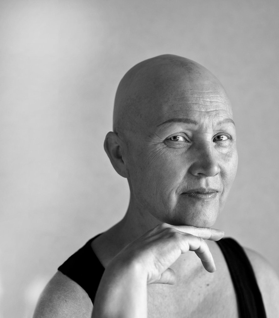 ”Keskityn ulkonäössä huulipunaan, se on minulle tärkeä. Ja silmälasit, niitä voi vähän vaihdella.”
