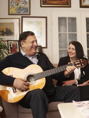 Henry Hedman johtaa seurakunnan kuoroa ja musisoi usein kotona puolisolleen. Sanna Hedman taas kirjoittaa Henrylle parisuhderunoja. "Olet tosi syvällinen ihminen", Henry kehuu Sannaa.