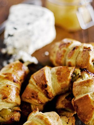 Tee voitaikina itse ja saat juustosarvista vieläkin herkullisempia.