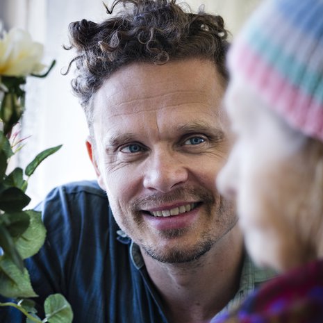 Kansallisteatterin näyttelijä ja Kiertuenäyttämön taiteellinen suunnittelija Jussi Lehtonen, 42, asuu Helsingissä. Kiertuenäyttämö vie esityksiä hoitolaitoksiin ja vankiloihin sekä valmistaa niissä elävien ihmisten kanssa dokumenttiteatteriesityksiä. Jussi harrastaa hiihtämistä ja joogaamista.