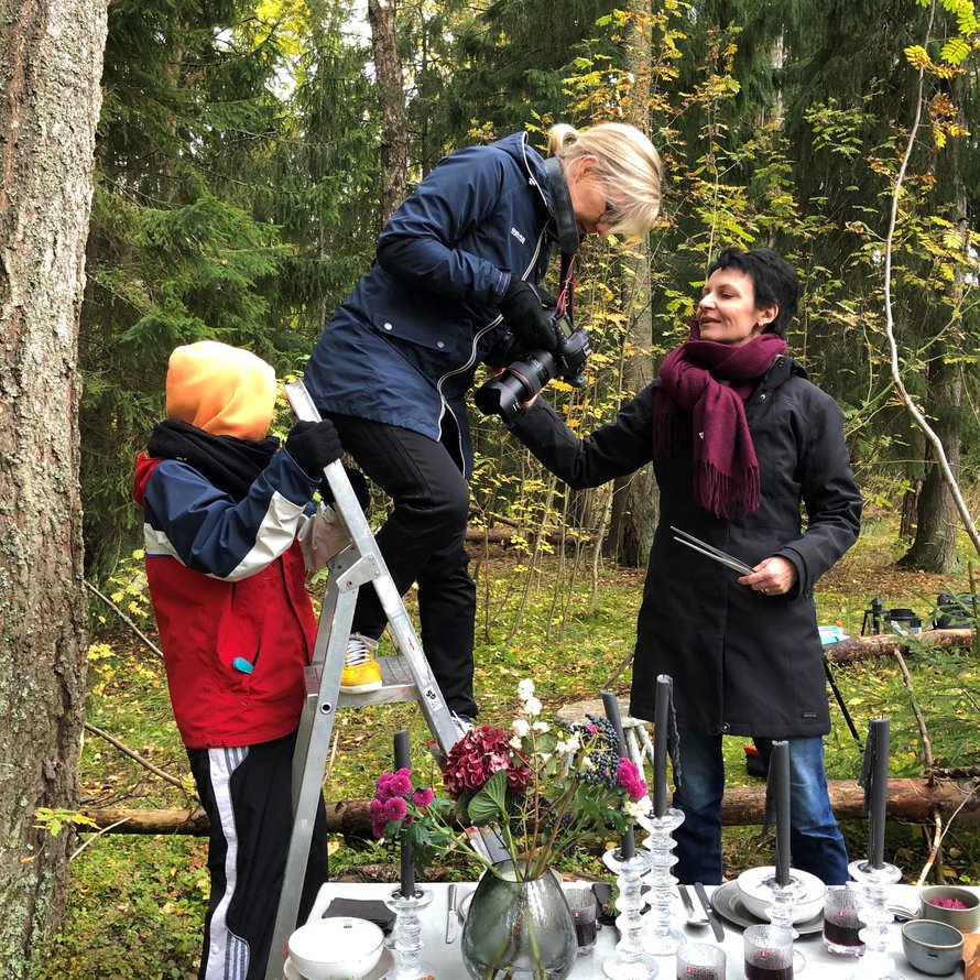 Valokuvaaja Anna Huovinen ja ruokatoimittaja Christina Aaltio tarkastavat, että kuvat ovat taatusti toivotunlaisia. Kuvausjärjestelijä Kirsten Reuter varmistaa, etteivät tikkaat petä.