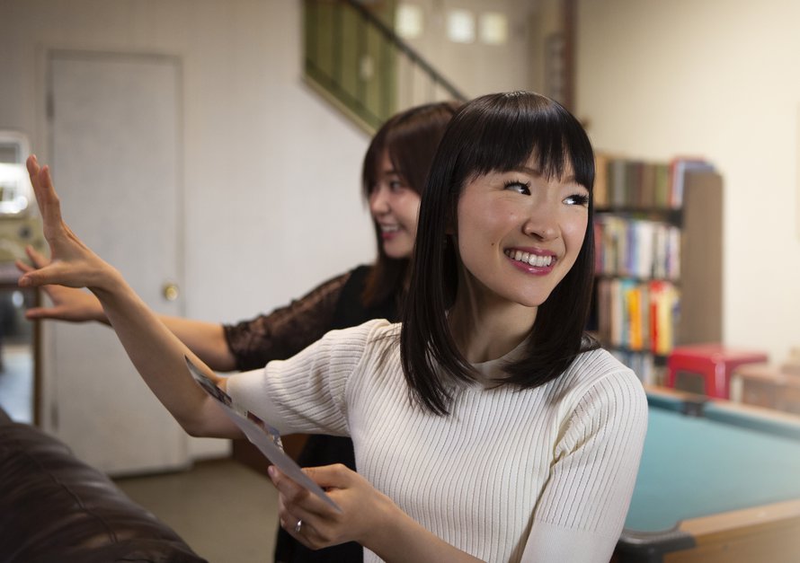 Marie Kondo sanoo rakastavansa sotkua. Taustalla hänen tulkkinsa Marie Iida.