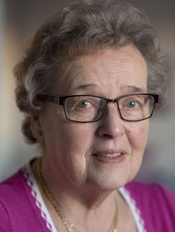 Kerttu Kudjoi, 84, on asunut Ruotsissa 61 vuotta, mutta tuntee itsensä yhä perisuomalaiseksi. ”Lauloin suomalaisessa kuorossa, ennen kuin korona laittoi laulut tauolle. Maanantai-iltaisin kodin suomalaisten naisten kanssa räsymattoja.”