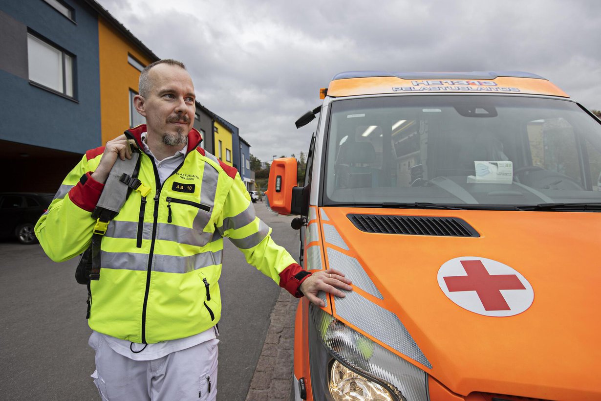 Ensihoitaja ja pelastaja Amos Roselius työskentelee Malmin pelastuslaitoksella Helsingissä. Yhden vuoronsa aikana hän työskentelee 12 tuntia ambulanssissa ja 12 tuntia paloautossa. Sen jälkeen on kolmen vuorokauden vapaa.