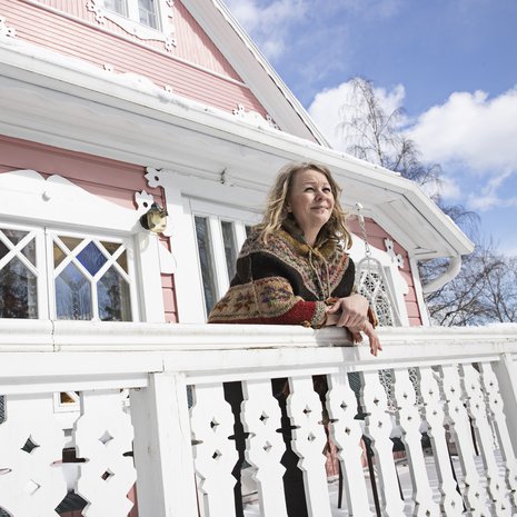 52-vuotias Kirsi Savolainen asuu Mäntsälässä suuressa vaaleanpunaisessa talossa kumppaninsa Kain ja poikiensa Artun, 16, ja Onnin, 14, kanssa. Perheeseen kuuluvat myös tytär Laura, 31, sekä Lauran tytär Peppi, 2. Kirsin Robin-poika kuoli 26-vuotiaana.