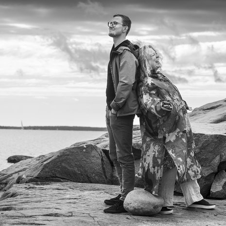 ”En enää utele Otsolta hänen asioistaan, kuten seurustelusuhteista tai opintolainan määrästä. Minun ei tarvitse tietää, missä hän on ja kenen kanssa. Yritän olla hössöttämättä turhia”, Leena kertoo.