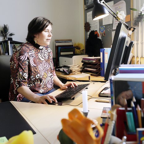 Papin työhön kuuluu muutakin kuin häitä, hautajaisia ja kasteita. Esimerkiksi sähköpostien lukemista, pappi Minna Ruuttunen kertoo.