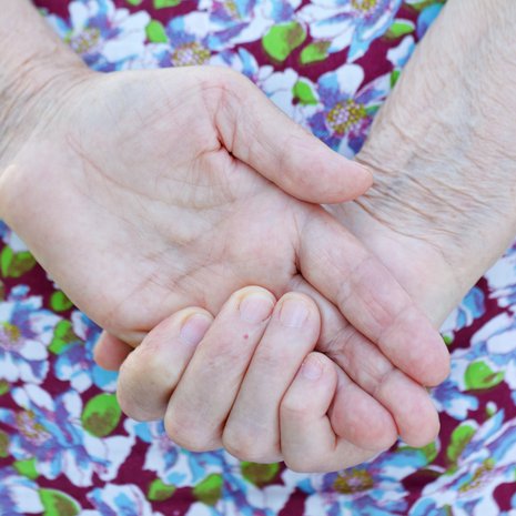 Monelle lähihoitajan kosketus on päivän tai viikon ainoa.