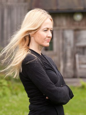 Eveliina seisoo isoäitinsä lapsuuskodin pihalla. Se oli yksi kesälomamatkan etapeista. Isoäiti ei kertaakaan käyttänyt sanaa feministi, mutta lapsenlapsesta kasvoi sellainen.