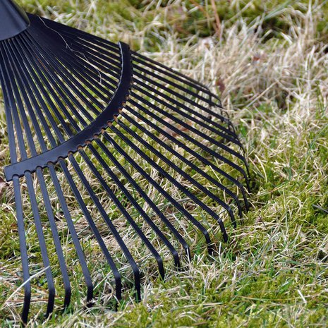 Kärähtikö nurmikko kesähelteillä? Palaneet läikät voi paikata jo syksyllä.