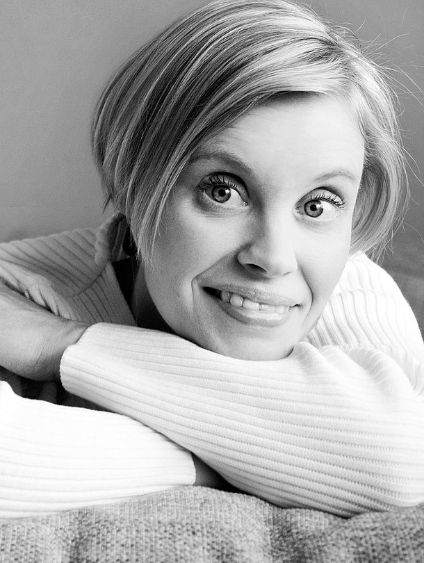 Heidi Lindqvist, 38-vuotias laivatarjoilija vietti lapsuutensa alkoholistiperheessä. Heidin perheeseen kuuluvat aviomies ja kohta kaksivuotias tytär sekä miehen 12- ja 17-vuotiaat tytöt aiemmasta liitosta. Heidi keilaa mielellään Wii-pelikonsolilla.