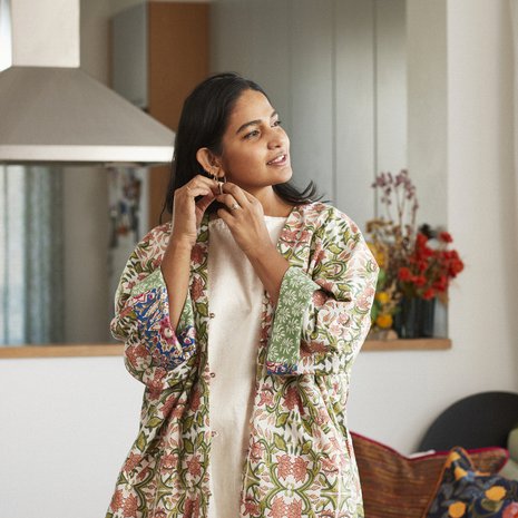 Pukhraj yhdistää oman mallistonsa jakun Lili Marleenan ylijäämäkankaasta valmistettuun mekkoon. Jakku on intialaisten käsityöläisten valmistama.