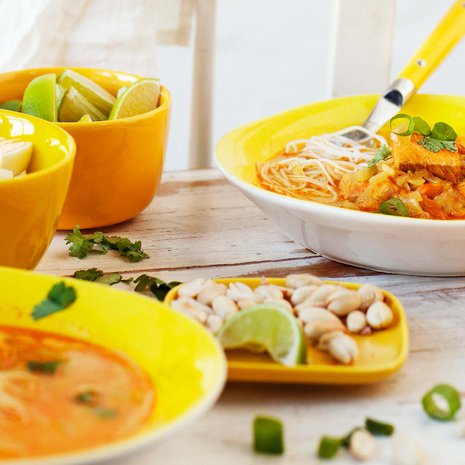 Kurkuma ja kookos ovat tämän kalakeiton kuumat maut.