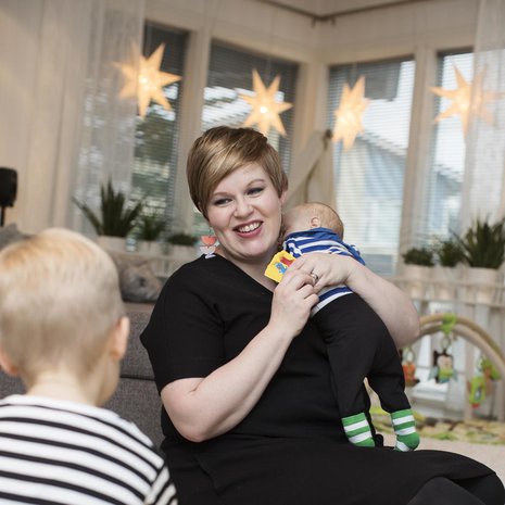 Annikan ja Aarnin vakihommia on sanaselityspeli Alias. Annika:  Kaarlolla suussa? Aarni: Tissi. Annika:  Se toinen? Aarni: Tutti.