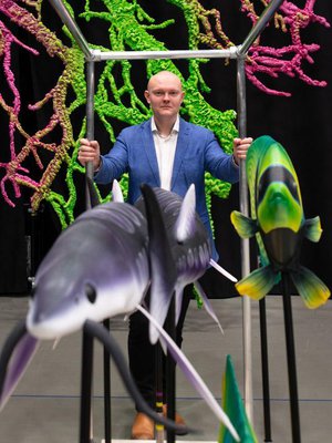 Helsingin kaupunginteatterin lavalle nousee pian merenalainen satumaailma. ”Lavastamossa ja puvustamossa aherretaan nyt äärirajoilla”, Samuel sanoo.