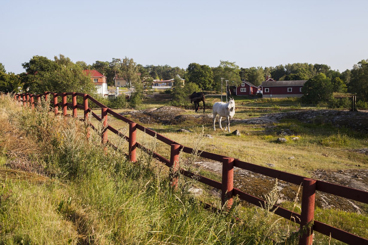 Idyllisiin maisemiin päästäkseen ei tarvitse matkustaa kauas. Saariston rengastiellä Korppoon kirkonkylä on kuin postikortista.