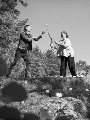 Veljeni Jarkko Nieminen on paljon minua siistimpi. Esimerkiksi kotini lukuisat pinot ja röykkiöt näyttävät hänen silmissään ehkä kaoottisilta. Luonne-ero hymyilyttää joskus molempia", Anna-Riikka Carlson sanoo.