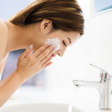 Perusvoidepönikkä saattaa kuulua kylppärin perusvalikoimaan. Siitä voi olla iloa myös meikin puhdistukseen.