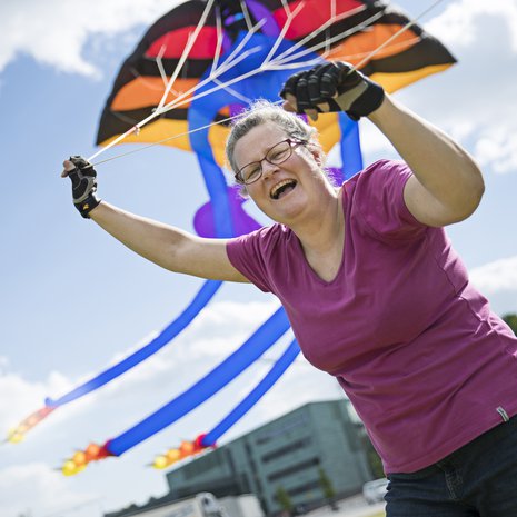 "Leijan lennättäminen rentouttaa ja avaa ajattelun solmuja. Leijareissulta ei voi koskaan palata vihaisena", Marja Hjelt sanoo.