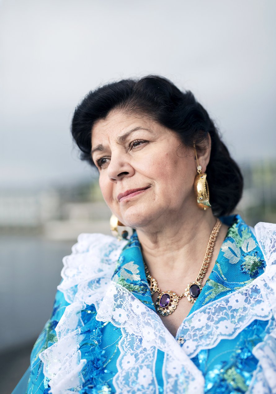 Lahdessa asuva laulaja Hilja Grönfors, 63, kerää ja esittää katoavia romanilauluja. Hän on opettanut romanimusiikkia Sibelius-Akatemiassa. Valtion taiteilijaeläkkeen hän sai vuonna 2014.