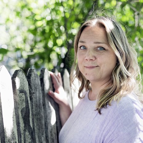 Nyt, kaksivuotiaan tyttären äitinä näyttelijä Pihla Penttinen ajattelee, että kunpa hän olisi sallinut itselleen lapsettomuuteen liittyvät alhaisetkin tunteet ilman syyllisyyttä. Surua tai sen näyttämistä ei olisi tarvinnut pelätä.